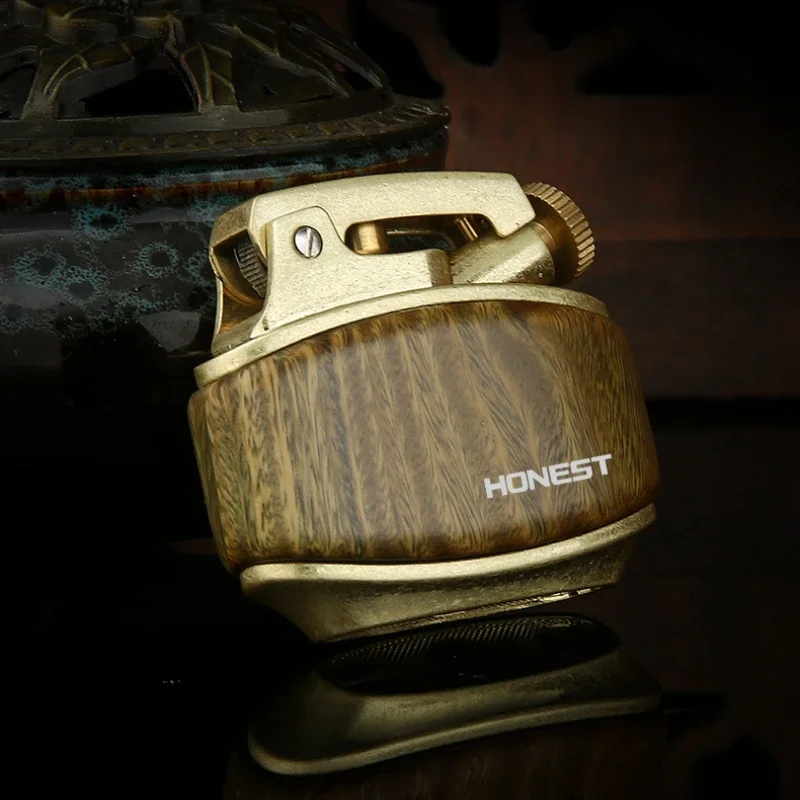 Kreatives Retro-kompaktes Sandelholz-Feuerzeug aus Leder, altmodisches Press-Ejection-Business-High-End-Feuerzeug Image