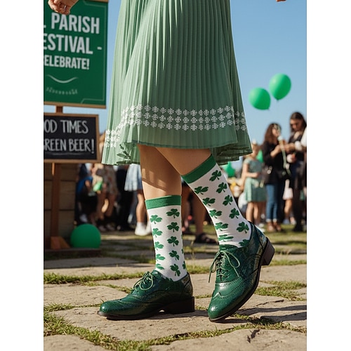 Grüne Oxford-Schuhe für Damen mit Brogue-Details – bequeme Schnürschuhe mit niedrigem Absatz für die St. Patrick's Day Parade, Outfits für irische Festivals und festliche Anlässe. Image