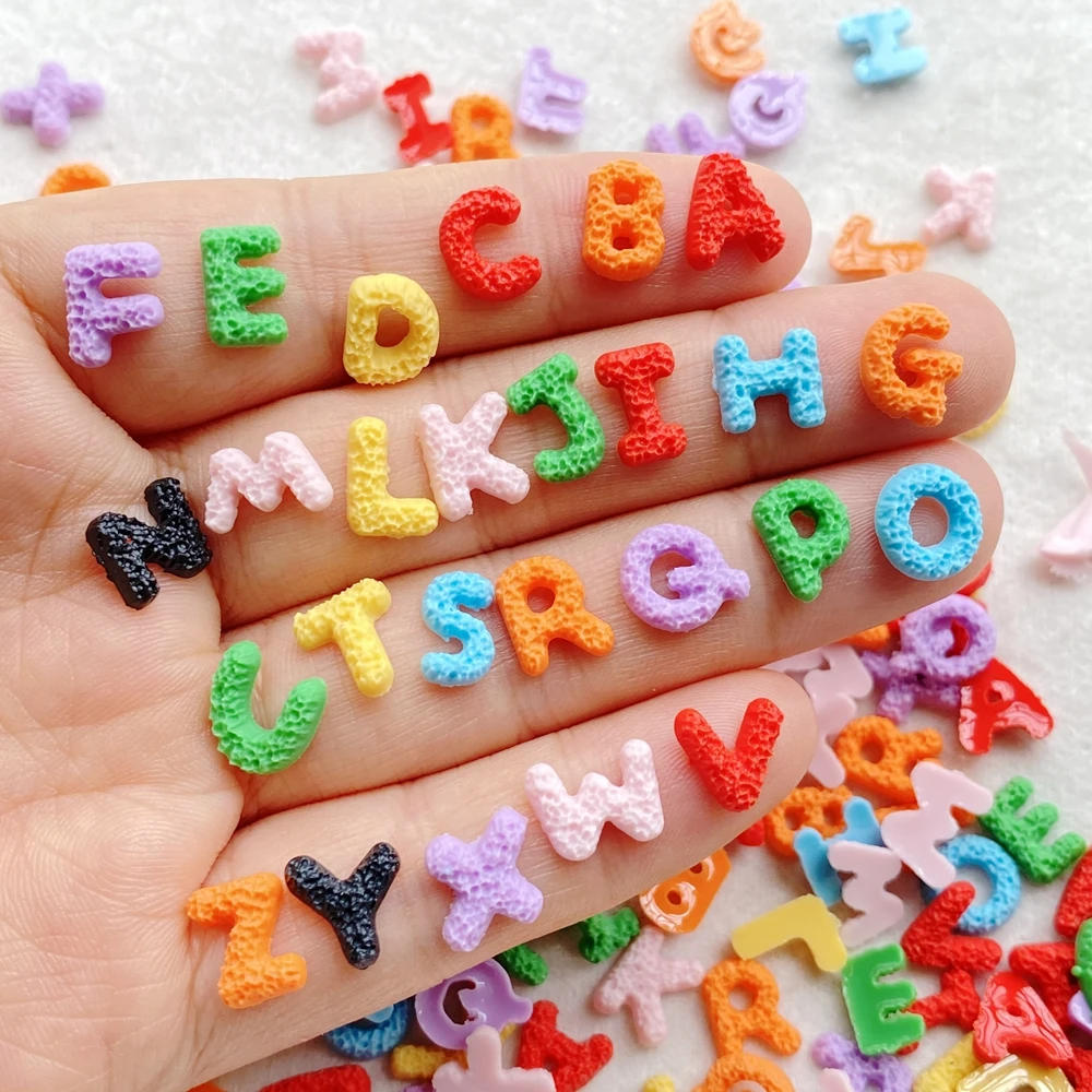 100 Stück bunte Harz Mini Cartoon mit 26 Buchstaben Nail Art Flatback Stein Figuren Scrapbook Charm DIY Schmuck Dekor Handwerk Image