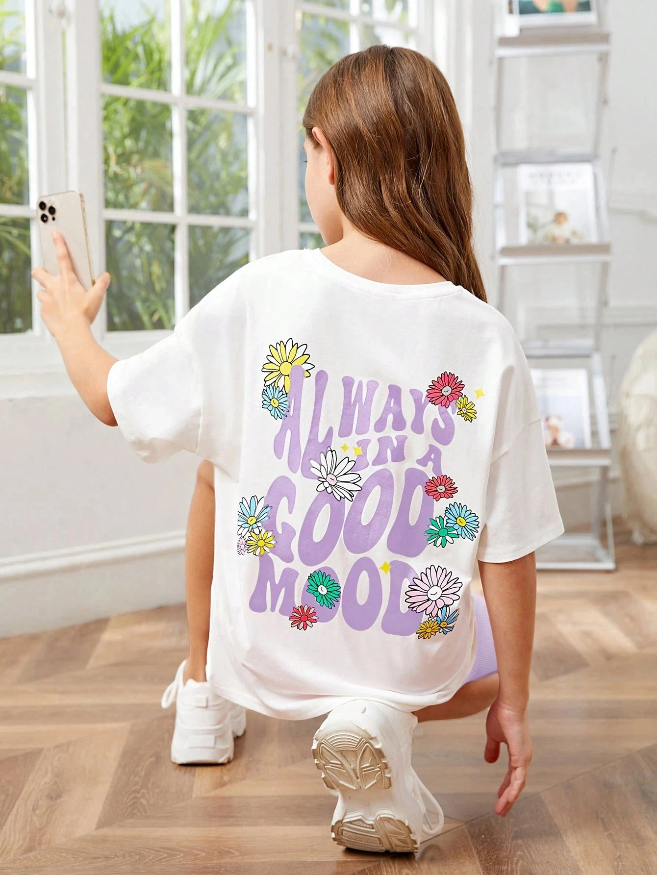 Kurzarm-T-Shirts mit Blumen- und lila Buchstabendruck, lässiger und schlichter Stil, geeignet für den täglichen Gebrauch und Ausflüge von Kindern im Sommer Image