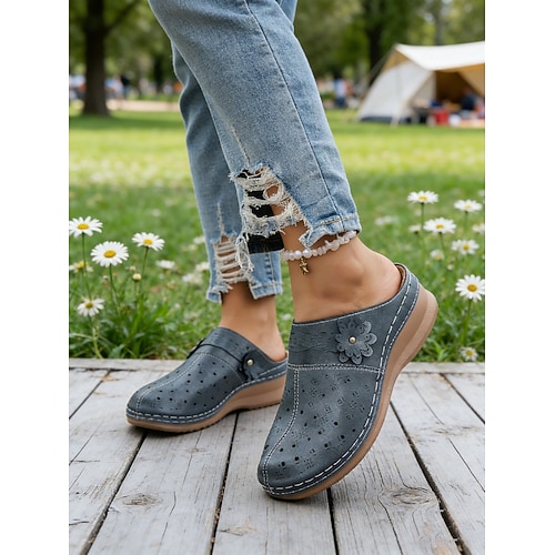Blaue, perforierte Damen-Mules mit Blumenmuster – bequeme Freizeitschuhe, ideal für Gartenspaziergänge, Picknicks, tägliche Besorgungen und Treffen im Freien. Image