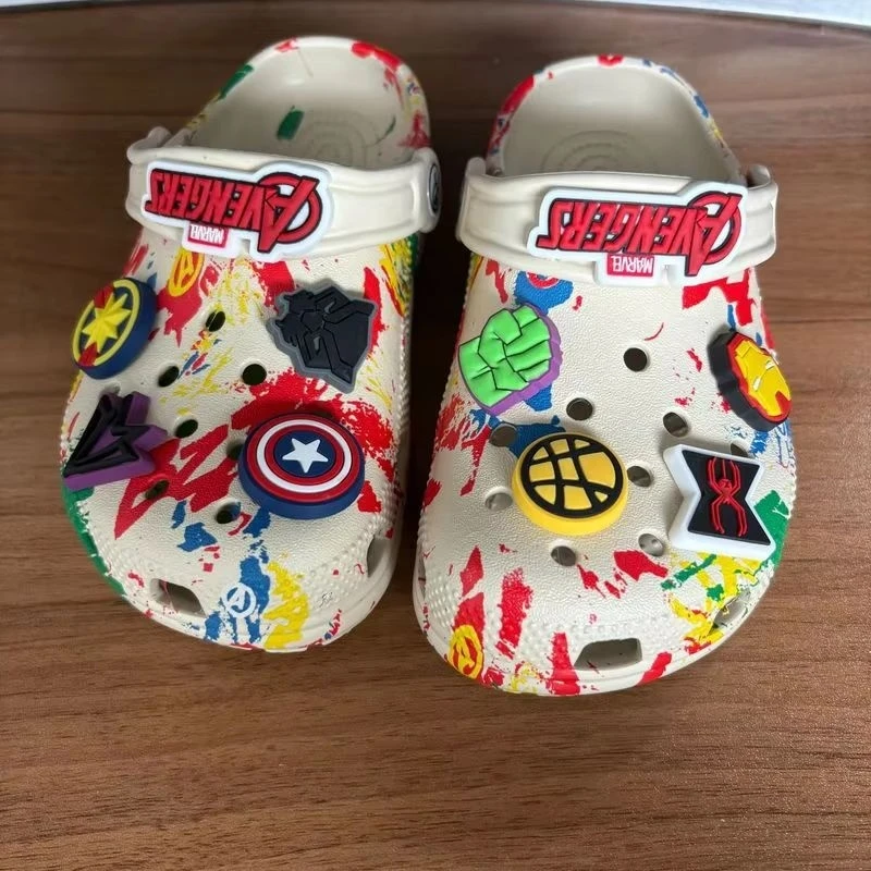 Neue Hausschuhe The Avengers Cartoon Disney Kawaii Loch Sandalen Eva Strand Atmungsaktive Schuhe Outdoor Rutschfeste Bequeme Schuhe