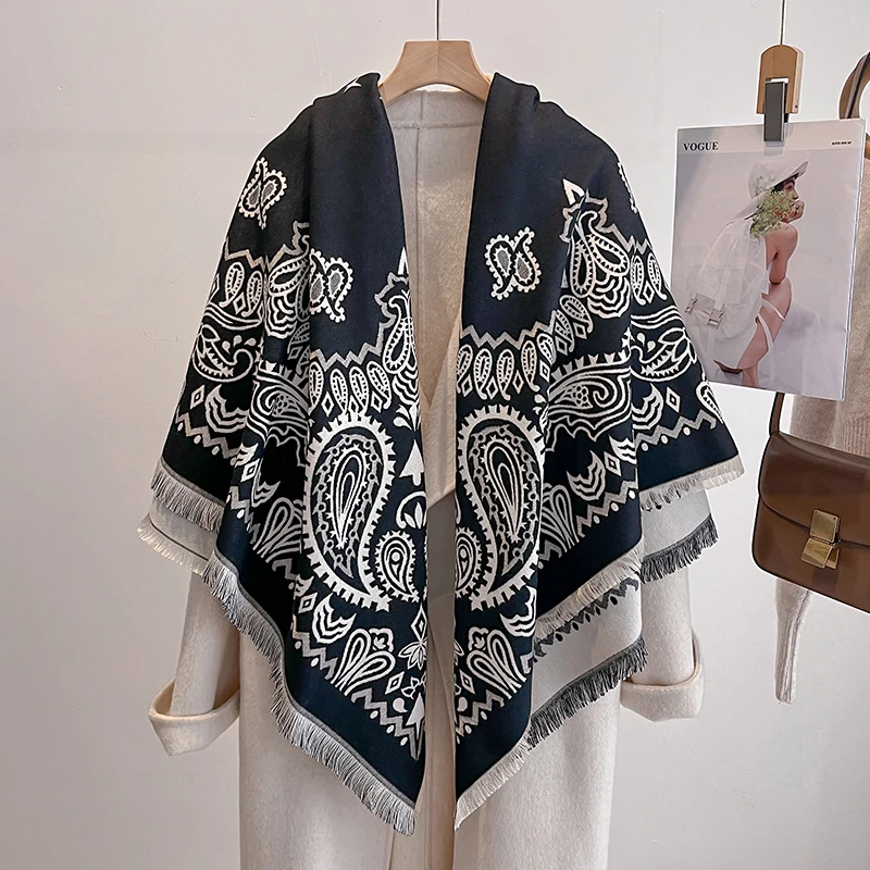 2025, Kaschmirschal der Luxusmarke für Damen – Ethno-bedruckter Winterschal mit Quasten, Pashmina-Wickel- und Foulard-Poncho Image