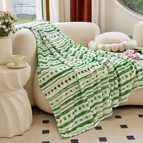 Elegante, komfortable Luxus-Samtdecke aus superweichem, grünem Kleeblatt-Fleece mit irischem Muster – ideal als Dekoration zum St. Patrick's Day. Flauschig, warm und kuschelig, perfekt zum Verschenken oder für die Couch. Image