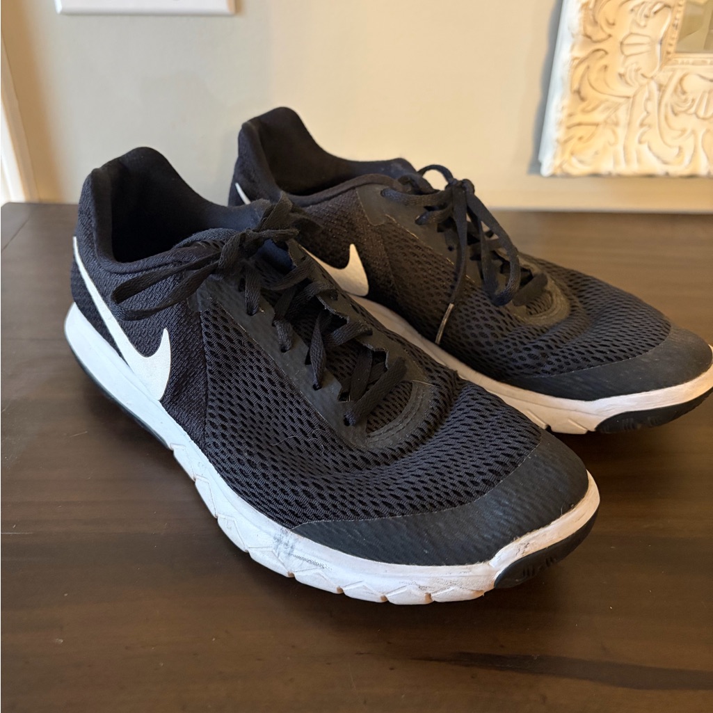 Nike Shoes | Black And White Nike Tennis Shoes | Color: Black/White | Size: 9.5