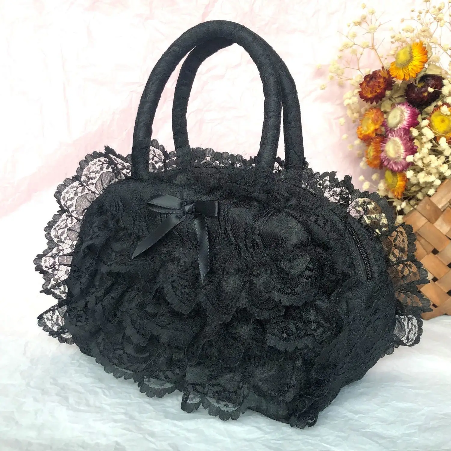 2025 Nouveau dentelle arc creux dentelle design à la mode femmes sac à main rétro creux japonais décontracté multifonctionnel femmes sac à la mode