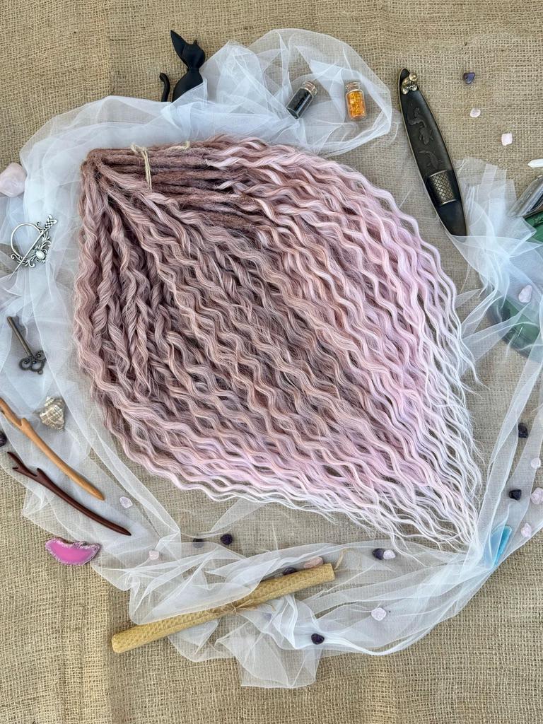 Dreadlock ricci in regalo, extension per dreadlock sintetiche ondulate sfumate dal rosa al bianco, lunghe 24 pollici, ciocche riutilizzabili bianche a