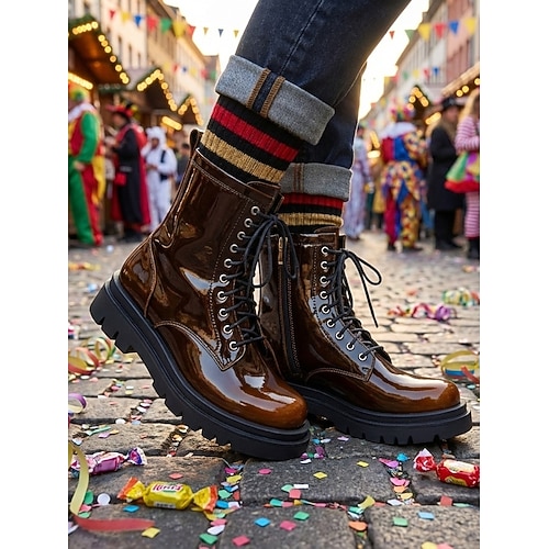 Damenschuhe Mardi Gras Lackleder Combat Boots mit Schnallen-Detail – Auffällige und trendige Schuhe für Festivals Paraden und legere Ausflüge Image