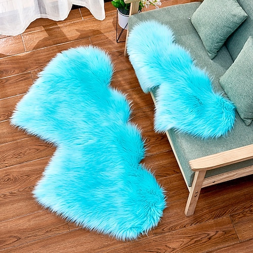 Herzförmiger, flauschiger Teppich, stilvolle Fußmatte im europäischen Stil, Sofakissen und Fußhocker für Wohn- und Schlafzimmerdekoration Image