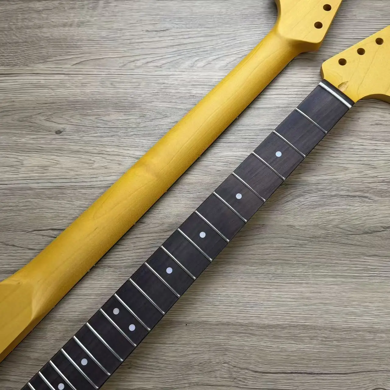 Premium Jazzmaster E-Gitarrenhals – leicht gelbes Satin-Finish, Griffbrett aus Palisander, 22 Bünde (Master Grade) Image