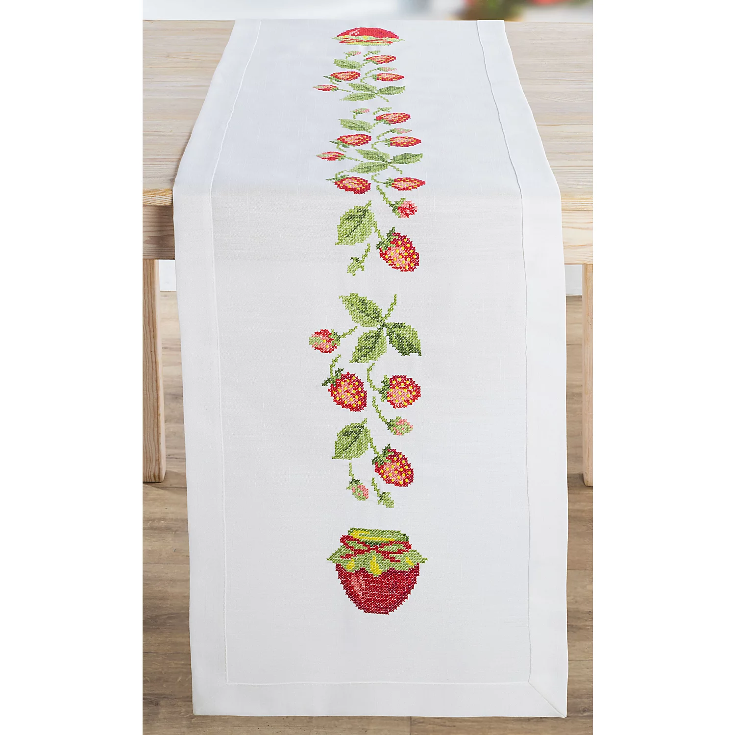 Chemin de table à broder "fraise
