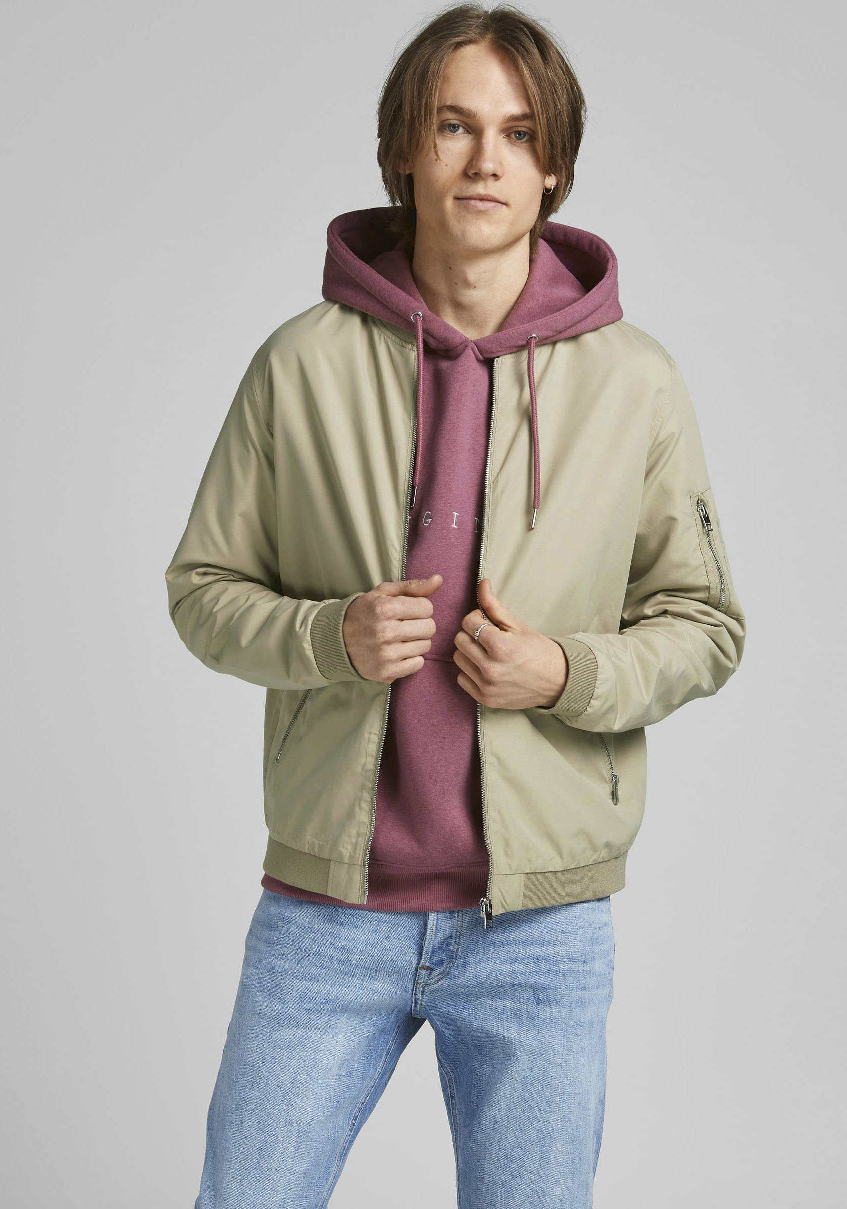 Blouson JACK & JONES "JJERUSH mit Stehkragen und Reißverschlusstaschen", Herren, Gr. XS, beige, Web, Obermaterial: 100% Polyester, unifarben, regular fit taillenbedeckt, ohne Ausschnitt, Rippbündchen, Jacken Blouson, unifarben, modisch, regular fit,...