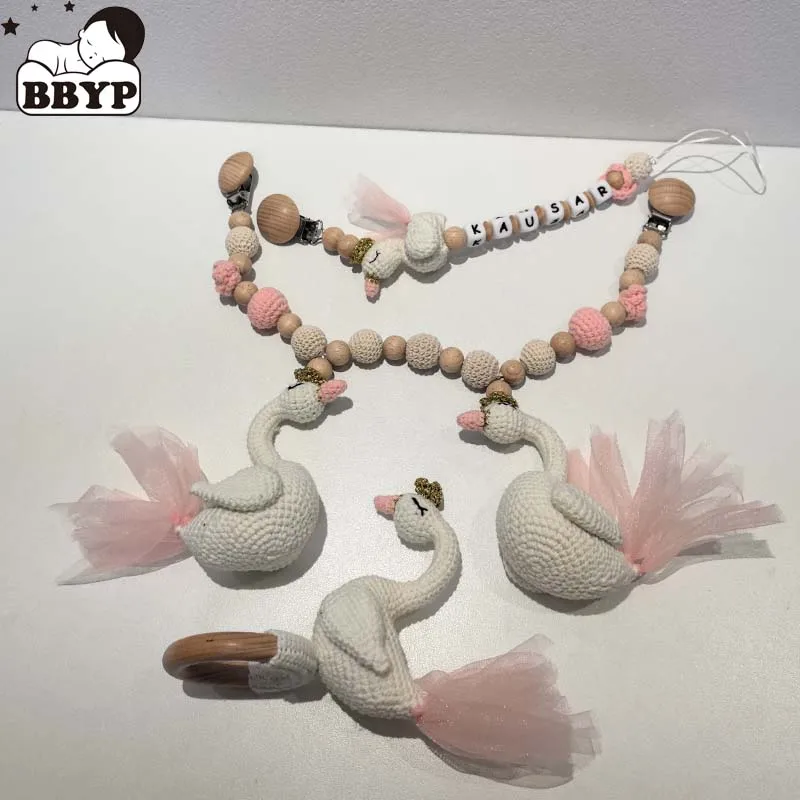 Baby Schwan Rassel Spielzeug Neugeborenen Häkeln Rassel Baby kinderwagen Mobile Spielzeug Holz Clips Anhänger Spielzeug für Neugeborene Baby Tier Spielzeug Image