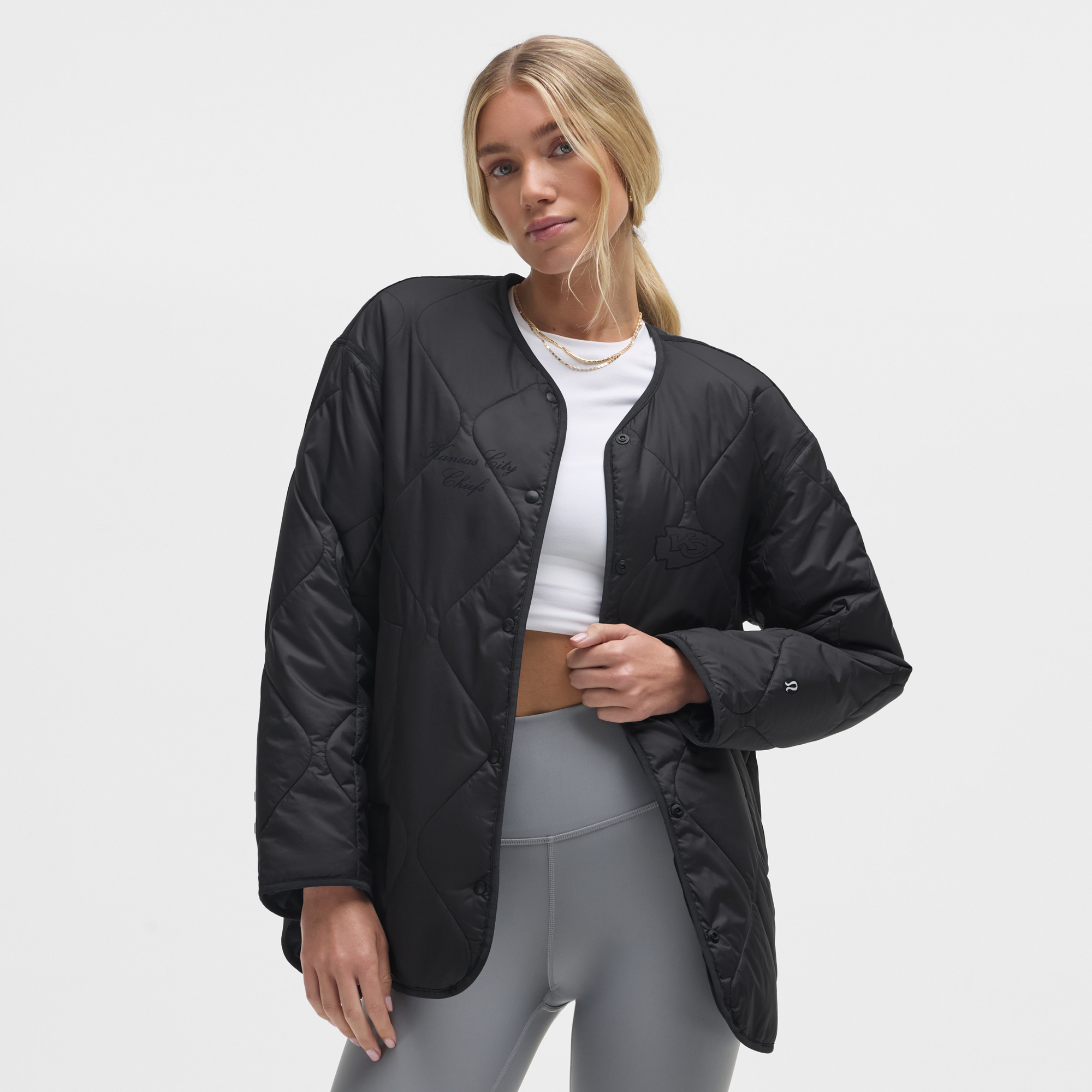 Damen-gesteppte, isolierte Innenjacke mit durchgehendem Druckknopfverschluss „Obsidian Kansas City Chiefs“ von lululemon Image