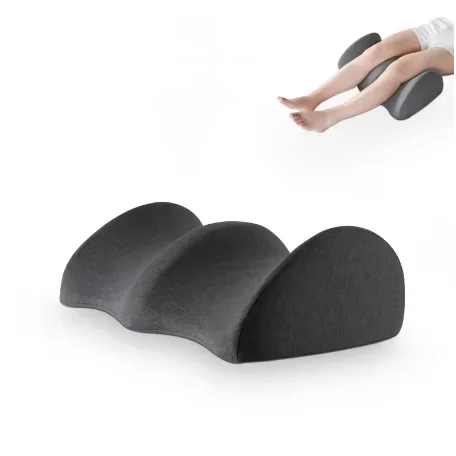 Das Kniekissen gegen Rückenschmerzen bietet Linderung und Unterstützung beim Schlafen an den Bauch oder Rücken. Beinkissen aus Memory-Schaum Image