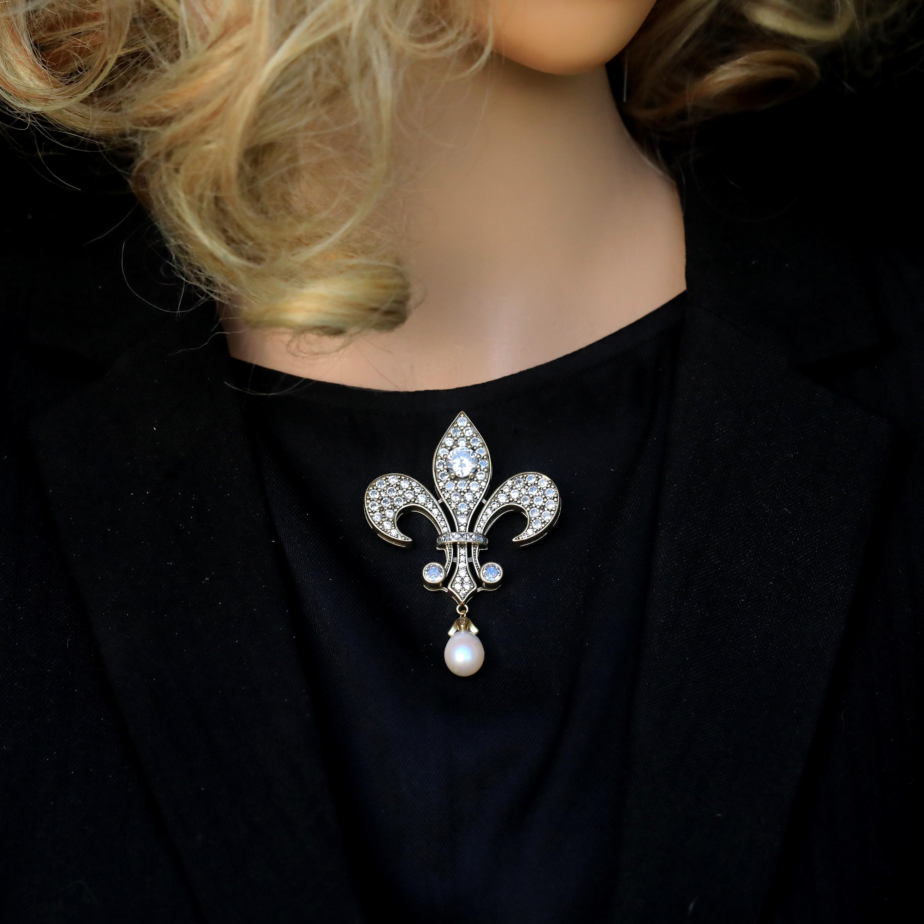 Superba spilla pendente in oro antico opaco Belle Epoque Art Nouveau con giglio, incastonata con zirconi cubici, perle bianche naturali, stile vintage