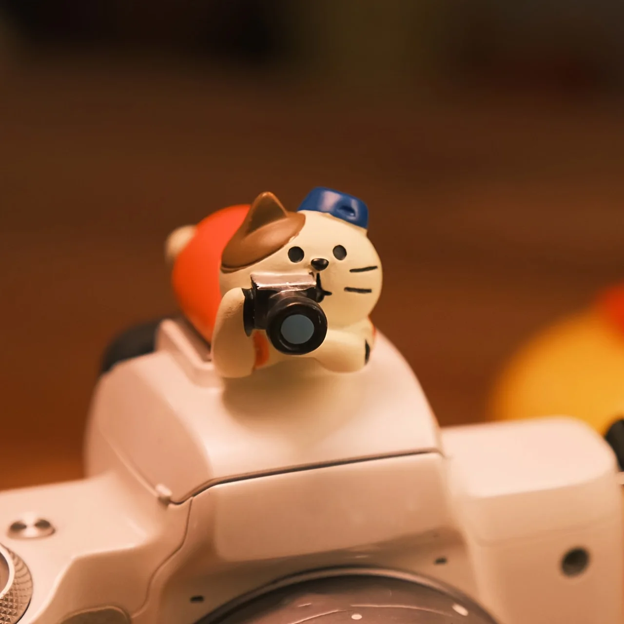 Niedliche Katzen-Cartoon-Kamera-Blitzschuhabdeckung – ABS-Harz, batterieloses Taschenlampenzubehör für DSLR- und spiegellose Kameras, Kamera Dezember Image