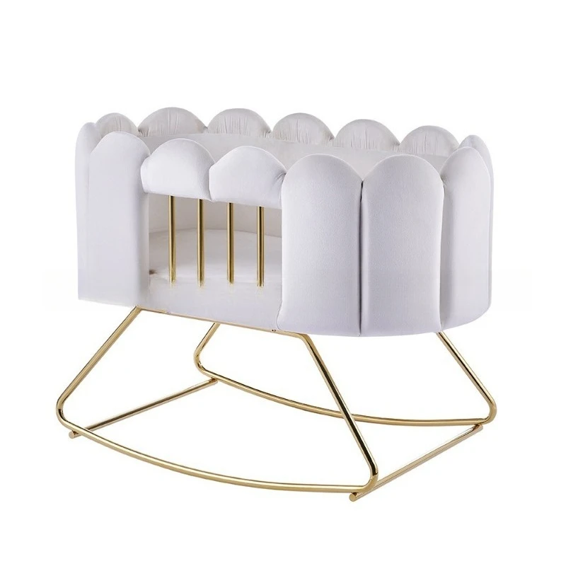 Babywiege aus Metall, stilvoller Babyschaukelstuhl, bequemes Wohnzimmer und Schlafzimmer Image