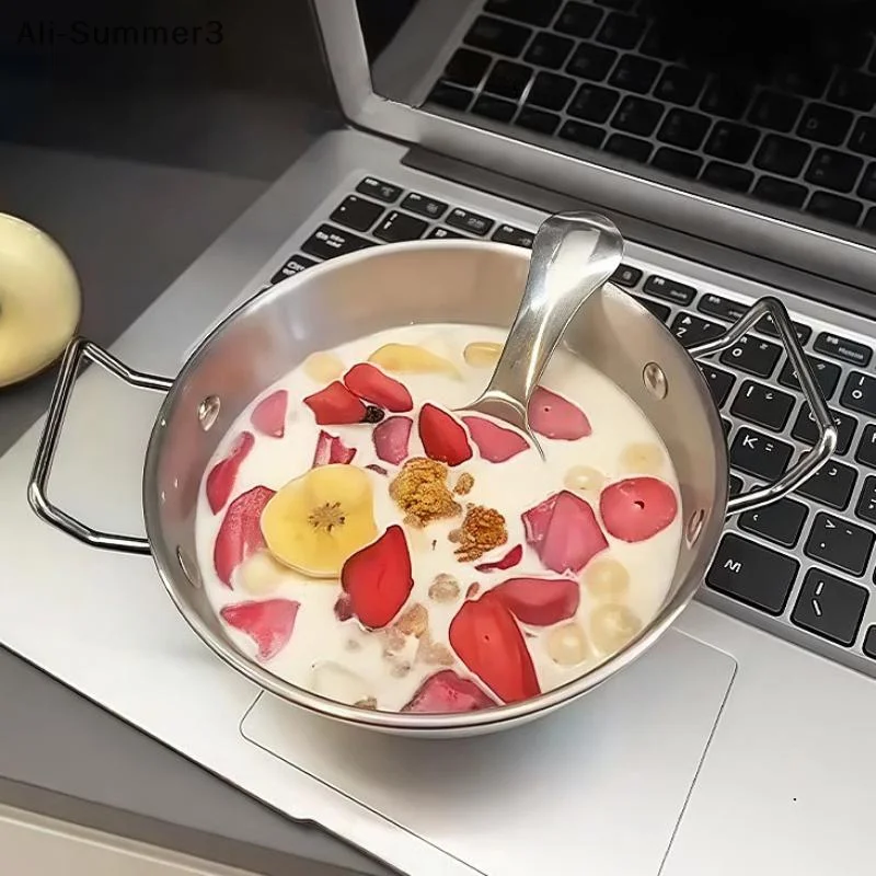 Silberne Edelstahlschalen mit Doppelgriff und Löffel für Salat, Snacks, Joghurt, französische Bratschüssel für Restaurants und den Heimgebrauch Image