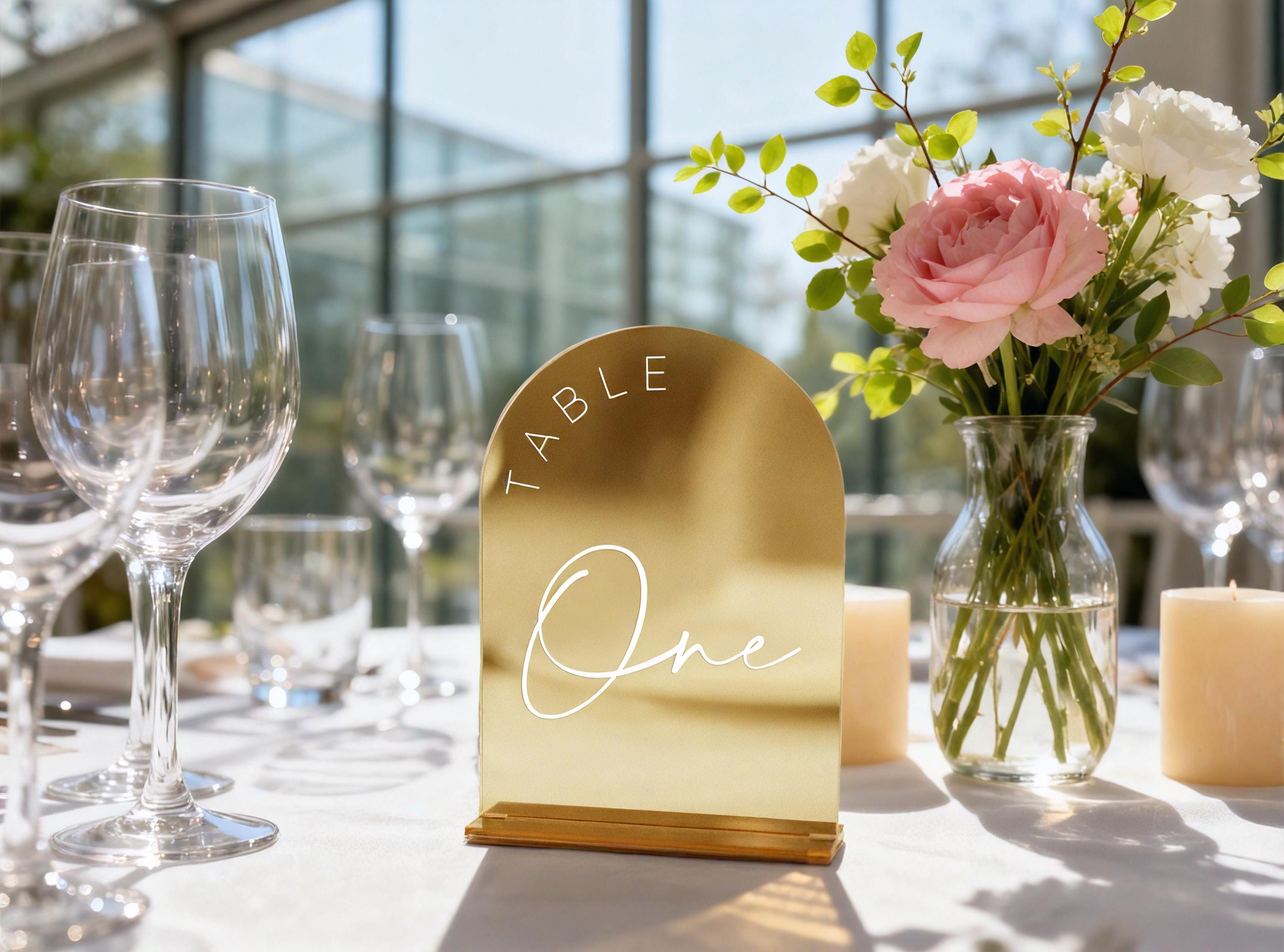 Numeri da tavolo per matrimoni con specchio dorato / Numeri da tavolo in acrilico ad arco / Decorazioni per tavoli per matrimoni / Cartelli personaliz