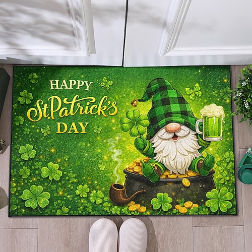Fußmatte zum St. Patrick's Day: Fröhlicher St. Patrick's Day-Gnom sitzt auf einem goldenen Topf, hält Bier und ein Kleeblatt – festliches grünes Design für die Eingangsdekoration Image