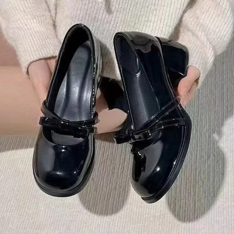 Primavera/autunno Tacco medio Mary Janes Punta quadrata Tacco quadrato 2025 Vendita calda Scarpe da donna Nuove pompe alla moda con nodo a farfalla solido