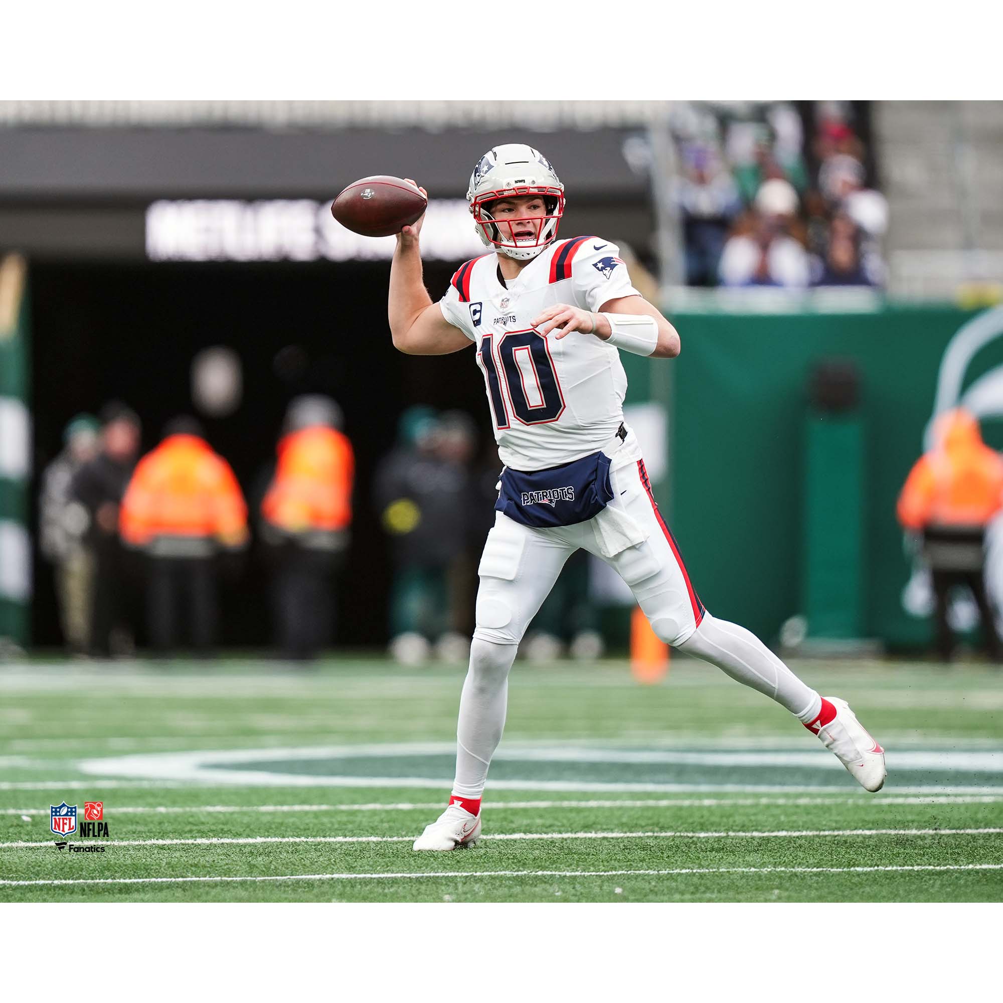 Drake Maye, New England Patriots, noch ohne Vertrag (2025), Woche 17, beim Passspiel gegen die New York Jets (Foto) Image