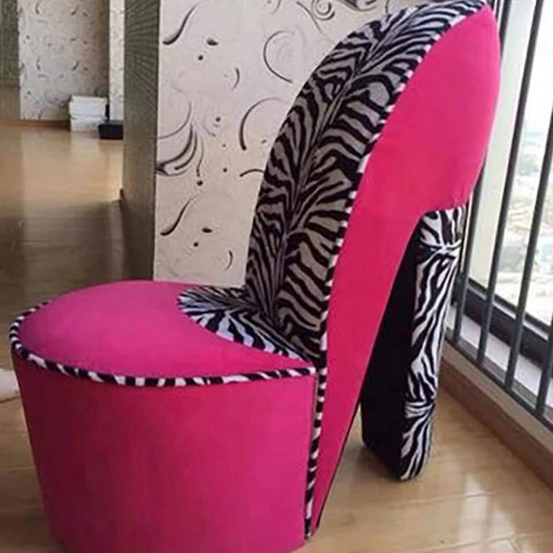 Moderner, kreativer Design-Loungesessel mit hohen Absätzen