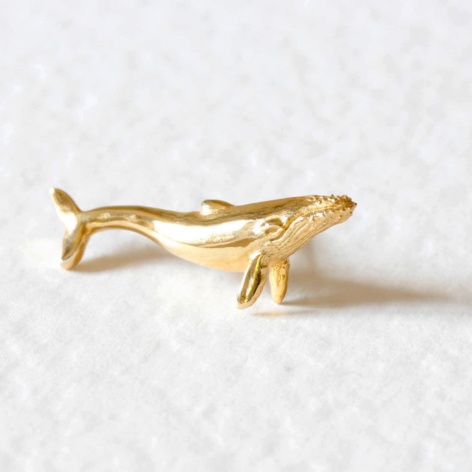 Spilla da cravatta/spilla da bavero a forma di balena blu - argento/oro - fermacravatta a forma di balena, spilla da bavero a forma di balena, spilla