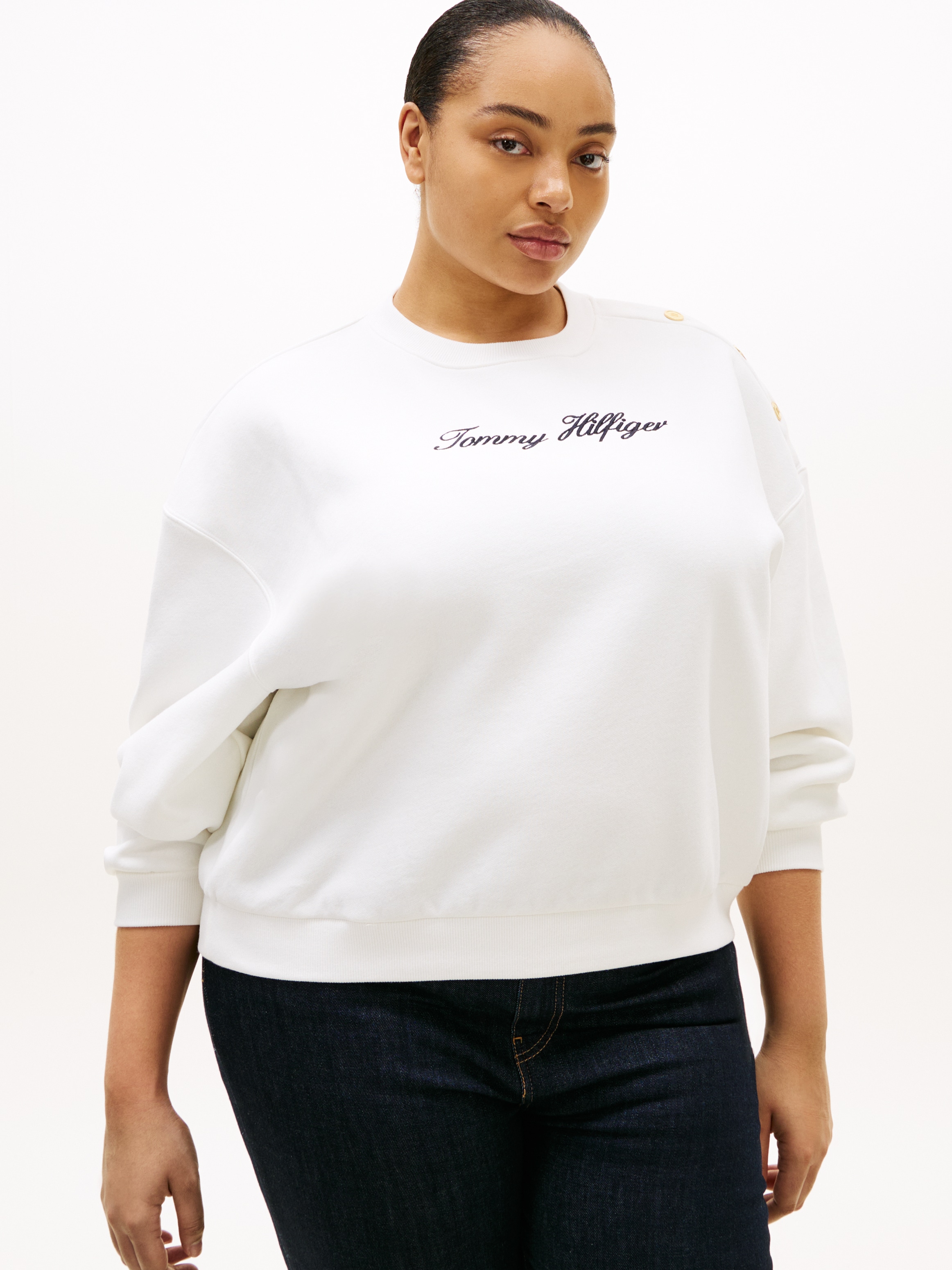 Sweatshirt TOMMY HILFIGER CURVE "CRV GOLD BTN SCRIPT FLEECE SWRT", Damen, Gr. 52, ecru, Sweatware, Obermaterial: 64% Baumwolle, 36% Polyester, unifarben, Rundhals, Rippbündchen, Sweatshirts Sweatshirt, in großen Größen, mit goldfarbenen Zier-Knöpfen