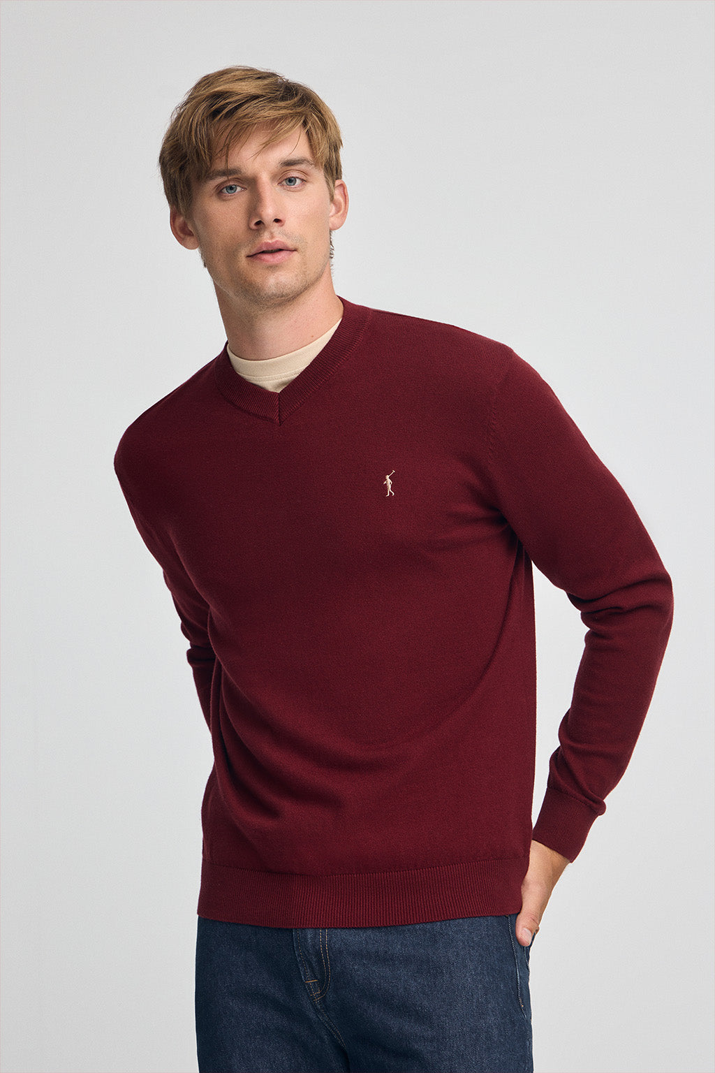 Pullover granatrot aus Wollgemisch mit V-Ausschnitt und gesticktem Rigby Go-Logo Image