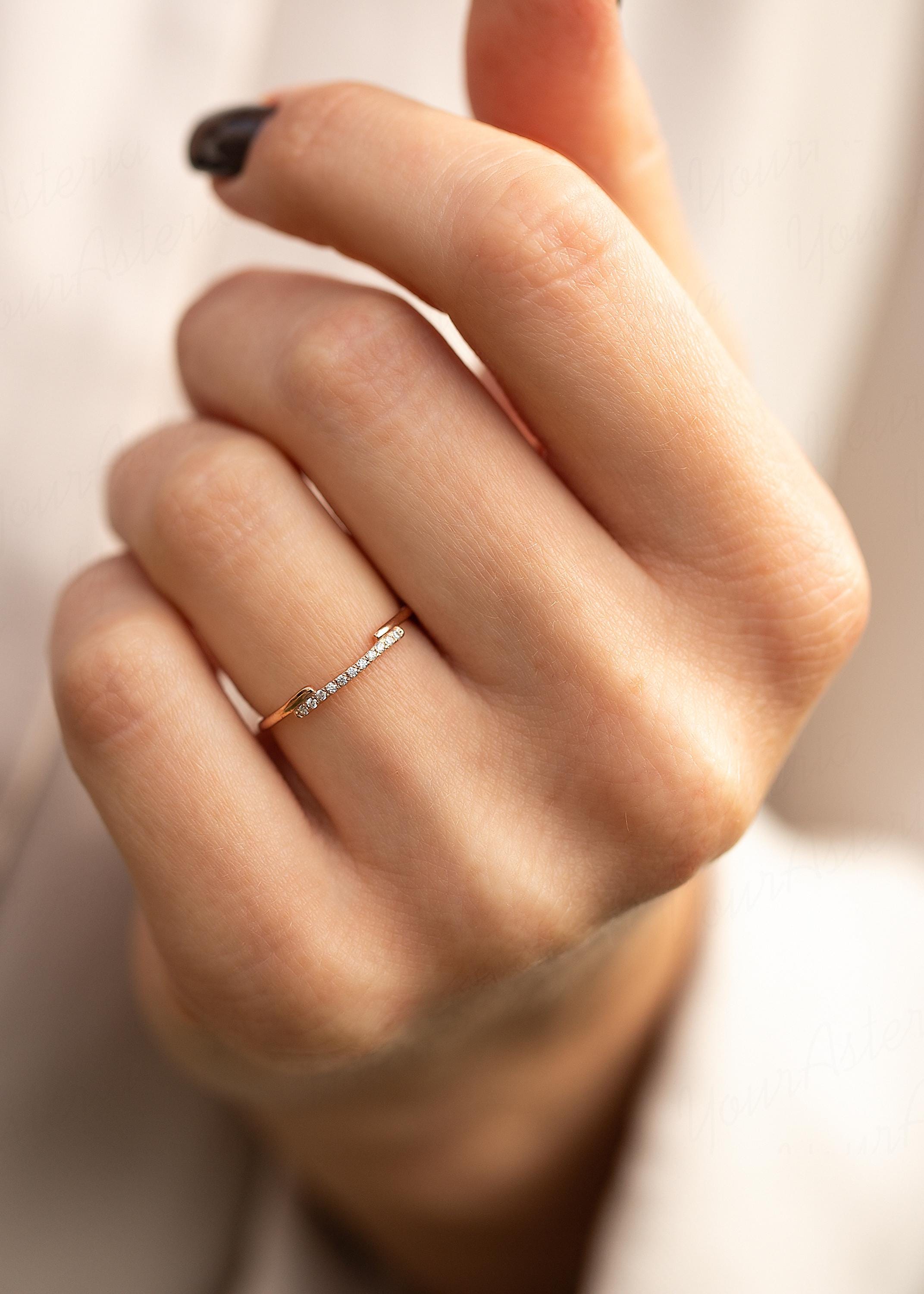 Delicato anello nuziale da donna in oro rosa 14k con zirconi cubici impilabili, delicato anello di promessa minimalista in oro con zirconi cubici per