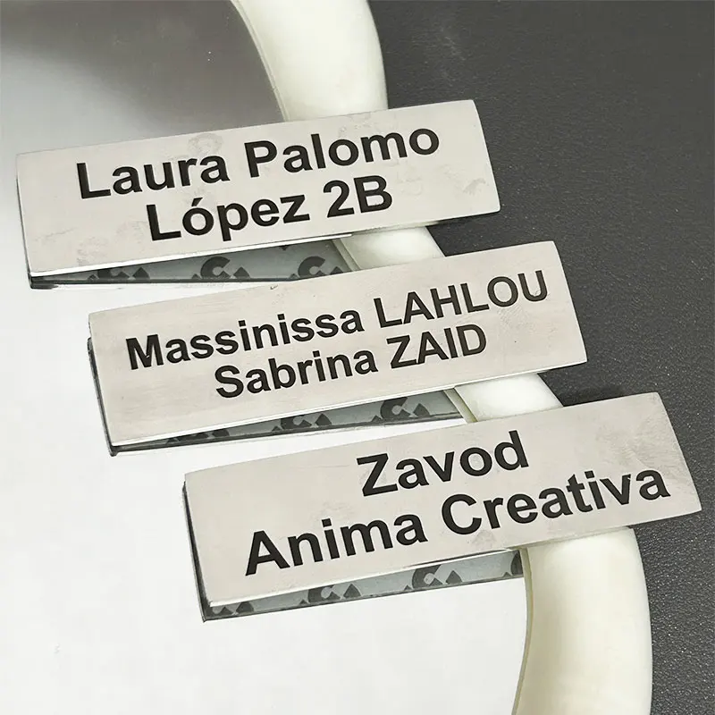 Personalizzato Incisione Laser Foto Testo Adesivo Cassetta postale ID Porta Tag Piastra 70*20mm Logo in acciaio inossidabile Targhetta Spilla Gioielli di famiglia