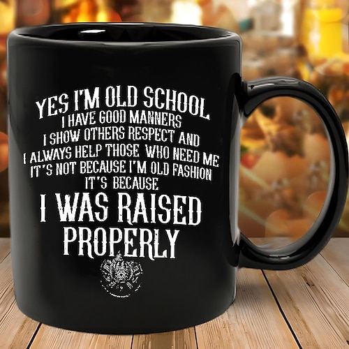 Witzige Geschenktasse „Ja, ich bin altmodisch, ich wurde anständig erzogen" – schwarze Keramik-Kaffeetasse im Vintage-Stil, ein Geschenk für alle, die zeitlose Werte schätzen, ideal für nostalgische Image