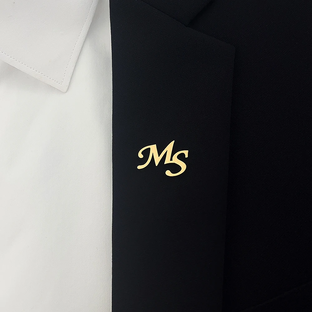 Personalisierte modische, individuelle Buchstaben-Brosche, exquisiter Schmuck aus Edelstahl, geeignet als Geschenk für Papas, Geschenk für den Trauzeugen des Bräutigams Image