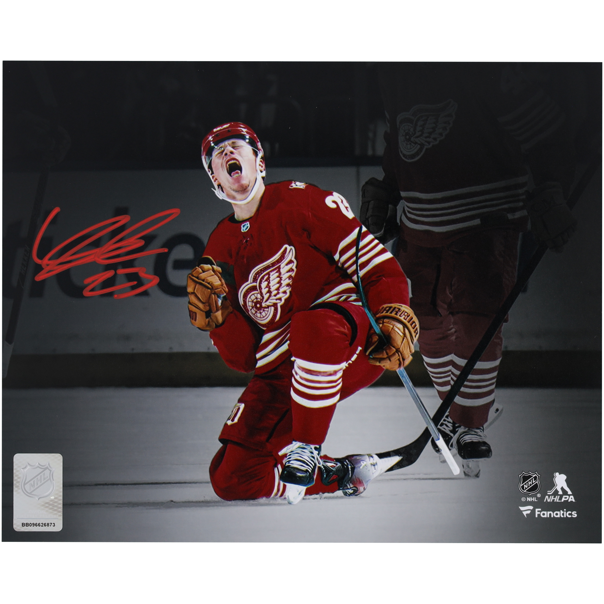 Lucas Raymond, Detroit Red Wings, signiertes 8" x 10" Foto vom Jubel zum 100. Tor Image