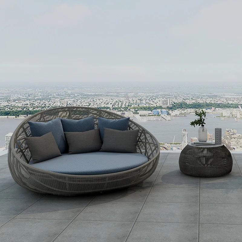Rattan-Schlafsofa für den Außenbereich, rundes, gewebtes Rattan-Stuhl-Schlafsofa für den Garten, runde Bettmöbel aus Rattan im Schwimmbadhof Image