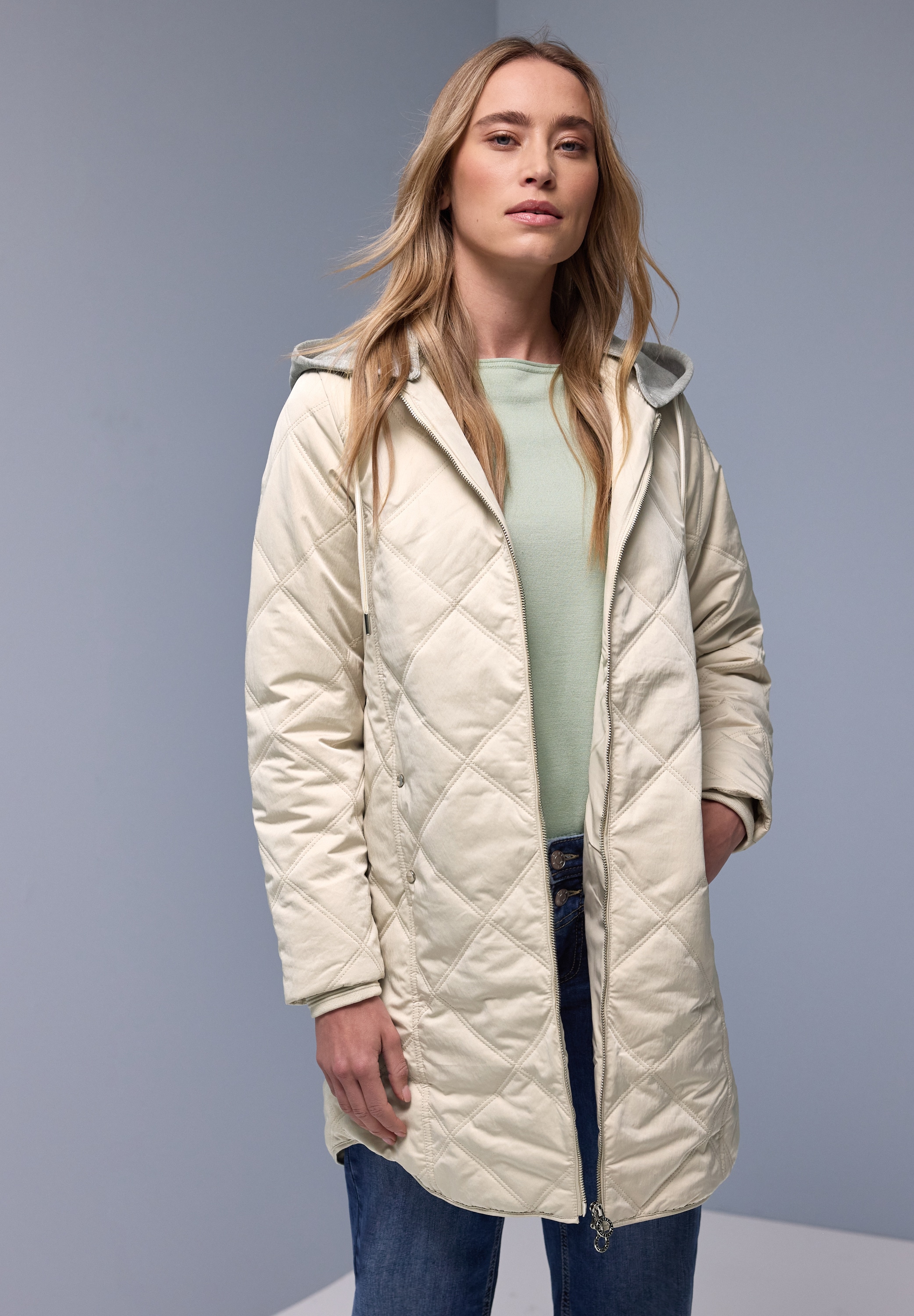 Steppjacke STREET ONE, Damen, Gr. 36, powder beige, Web, Obermaterial: 55% Polyester, 45% Polyamid. Futter: 100% Polyester. Wattierung: 100% Polyester (REPREVE), unifarben, lässig geschnitten Po-bedeckend, Rundhals, Bündchen, Jacken Steppjacke, mit...