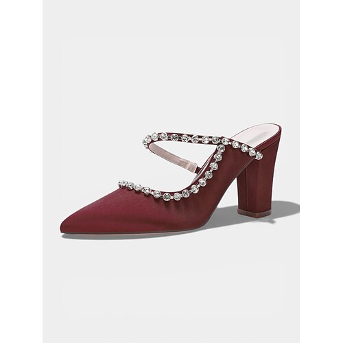 Elegante elfenbeinfarbene Pumps mit Blockabsatz und Strassriemen, perfekt als Mutter der Braut für Gartenhochzeiten im Freien. Image