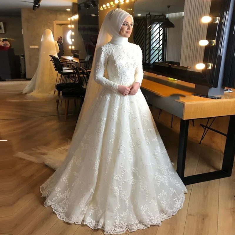 Maßgeschneiderte elegante muslimische Spitzenkleider für A-Linien-Kleider mit O-Ausschnitt und langen Ärmeln, Brautkleider in Übergrößen, Hochzeitskleider. Image