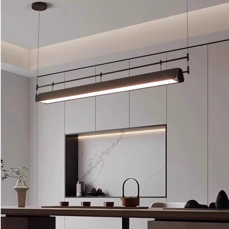 Italienische moderne minimalistische Restaurant-Pendelleuchte 2025, neuer Bar-Theke-Esszimmer-Kronleuchter mit geradem Streifen und High-End-Feeling