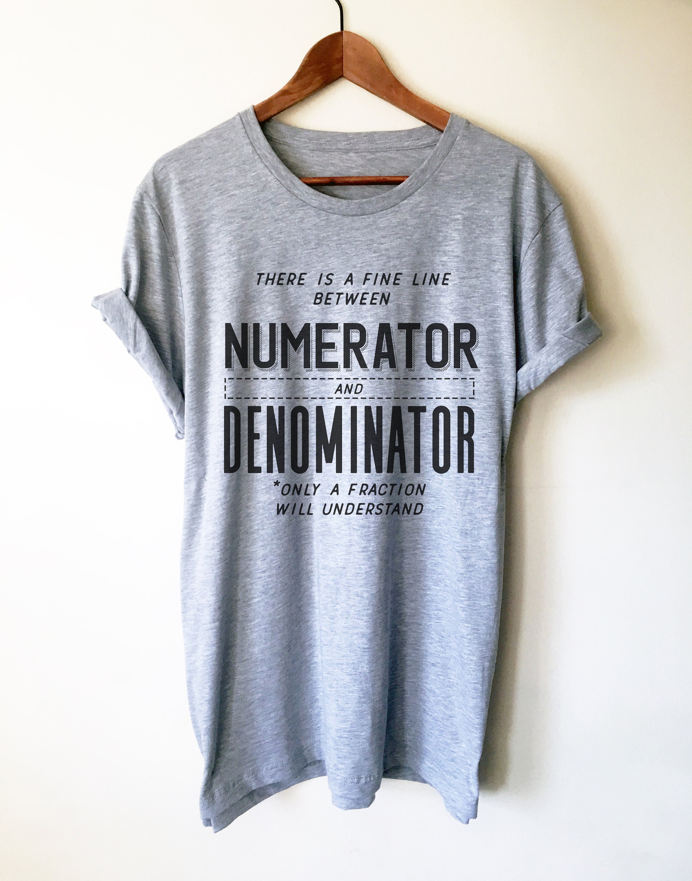 Zähler und Nenner Unisex Shirt - Mathe lustiges T-Shirt, lustiges Mathe-Shirt, Mathe-Geek-Hemd, Mathe-Lehrer-T-Shirt, Mathematik, Mathe-Shirt