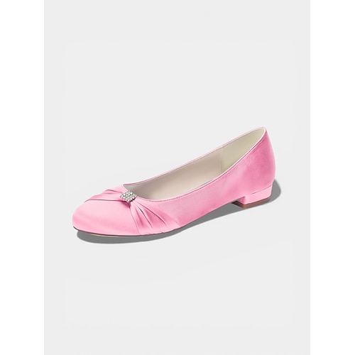 Elfenbeinfarbene, bequeme Damen-Ballerinas mit niedrigem Absatz, weiche, plissierte, klassische Brautschuhe für ältere Bräute, die kirchlich heiraten. Image