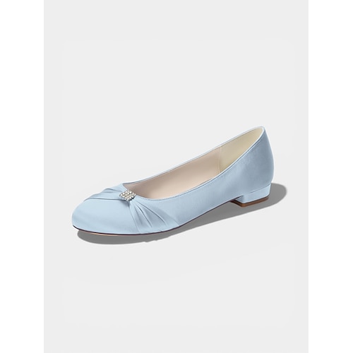 Elfenbeinfarbene, bequeme Damen-Ballerinas mit niedrigem Absatz, weiche, plissierte, klassische Brautschuhe für ältere Bräute, die kirchlich heiraten. Image