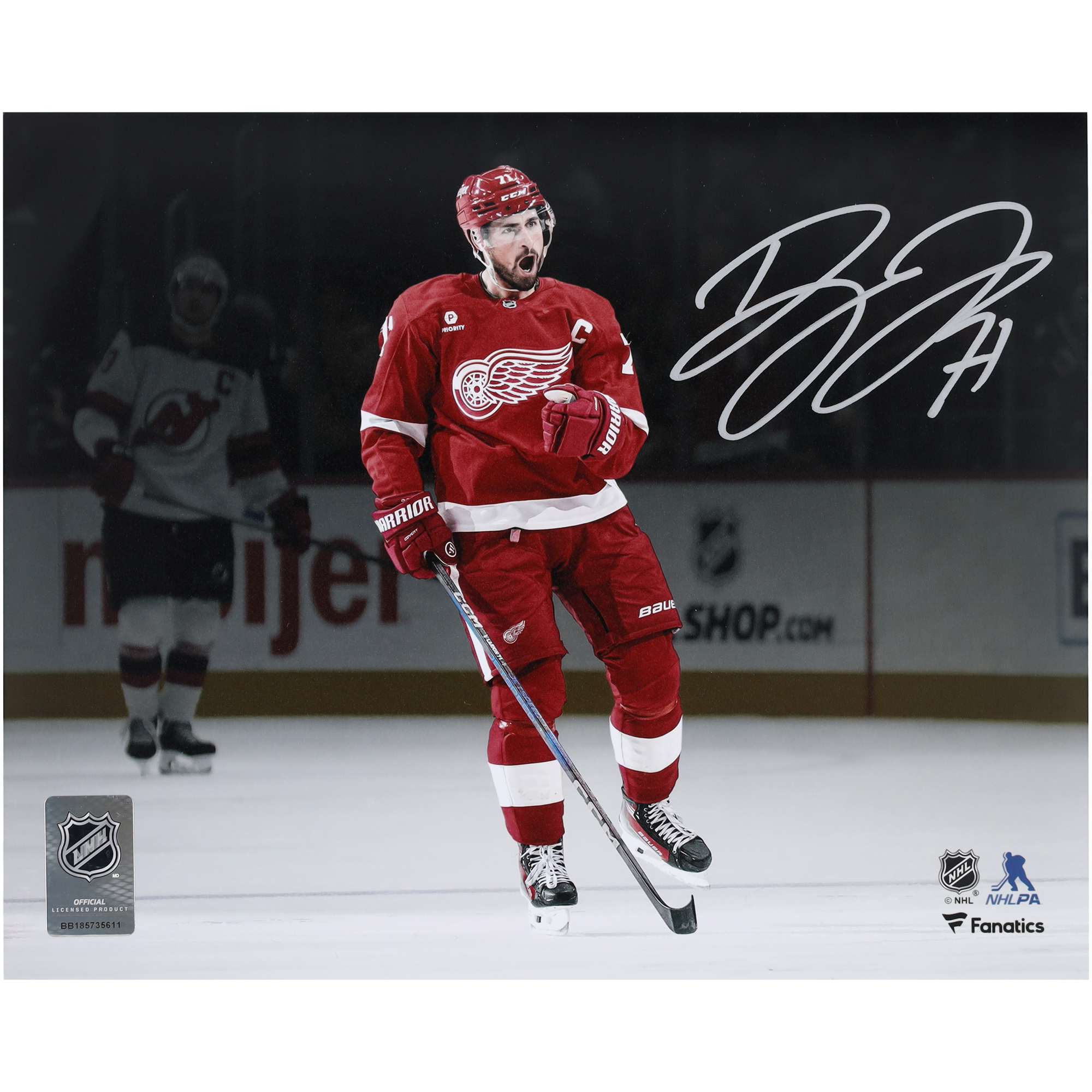 Dylan Larkin Detroit Red Wings Autogramm auf einem 20 x 25 cm großen Foto aus dem roten Trikot – ein Highlight der Feierlichkeiten Image