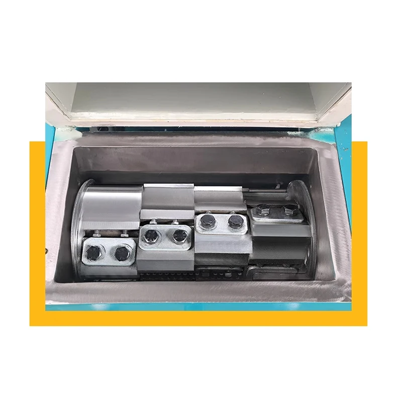 Industrieller Kunststoffbrecher, großer, leistungsstarker Brecher, seitlicher multifunktionaler, geräuscharmer kleiner, schneller Pulverisierer für den Haushalt Image