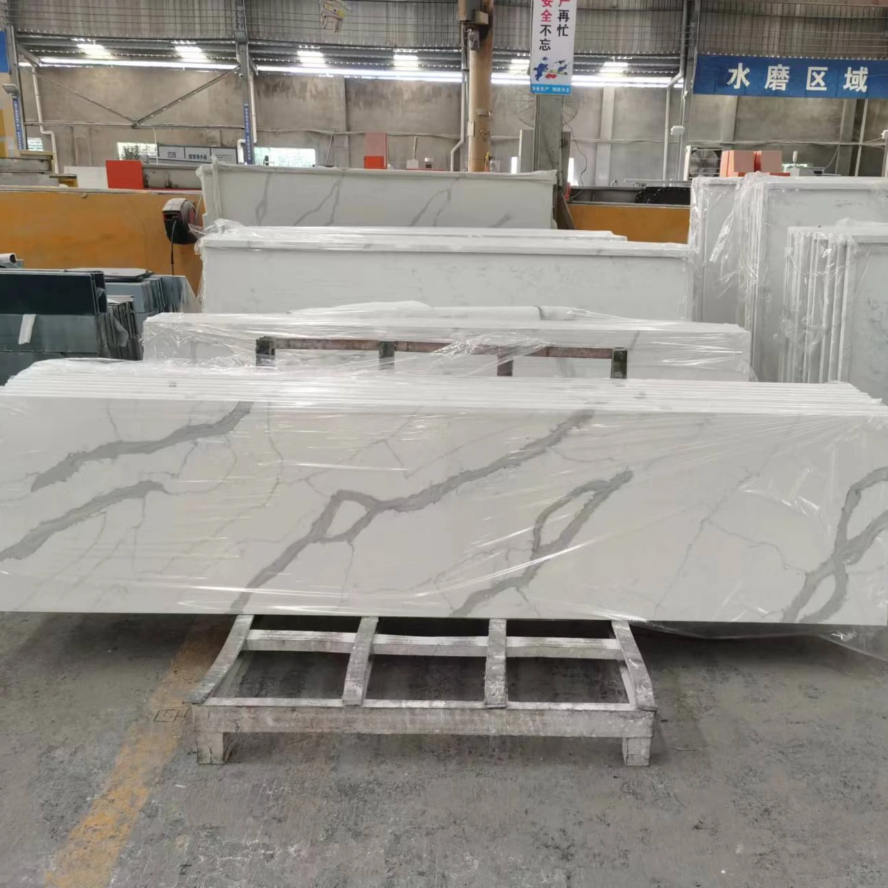 Quarz-Arbeitsplatte in Geschnitten für Küchen-Vanitytop, 3600 mm x 2000 mm, flach