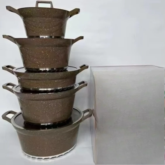 Antihaftbeschichtetes Kochgeschirr-Set. Antihaftbeschichtetes Aluminium-Kochgeschirr. Kombiniertes Kochgeschirr aus Aluminium Image