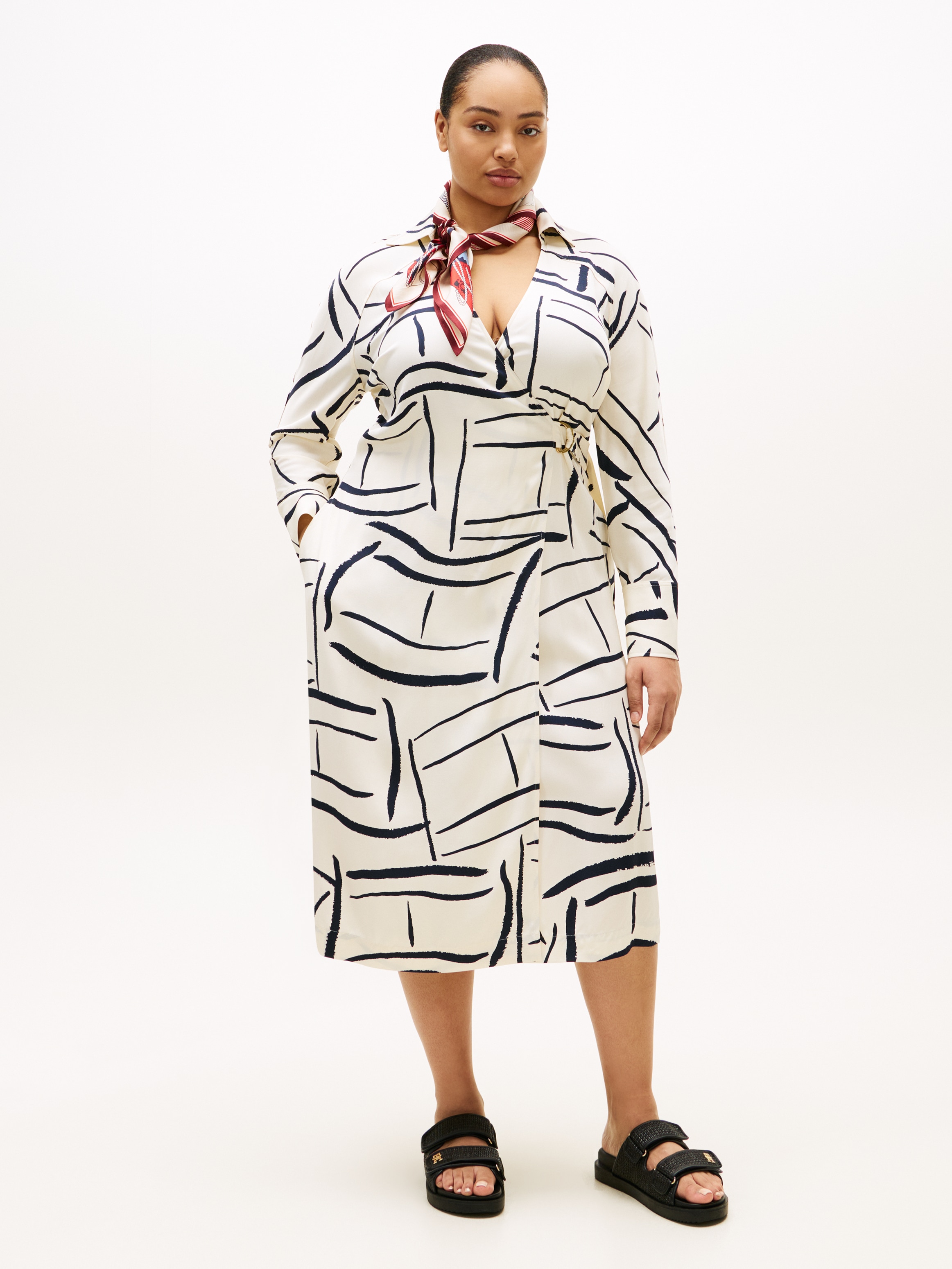 Shirtkleid TOMMY HILFIGER CURVE "CRV VIS TWILL MIDI SHIRT DRS LS", Damen, Gr. 52, N-Gr, flag feathers calico, Jersey, Obermaterial: 100% Viskose, bedruckt, regular fit lang, V-Ausschnitt, Kleider Shirtkleid, in großen Größen