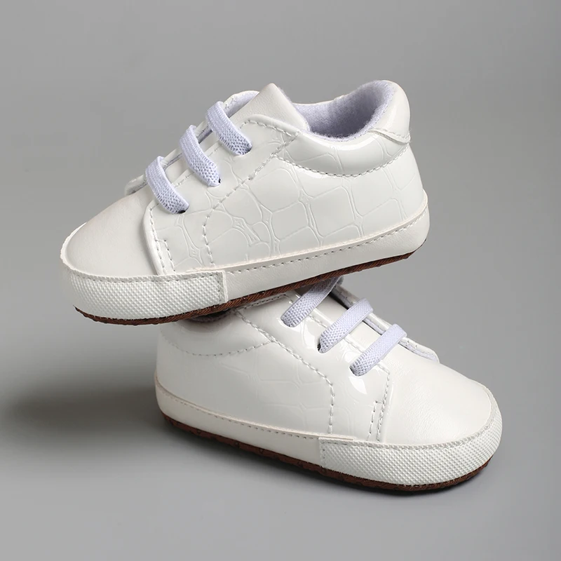 Einfarbige, heiß begehrte Babyschuhe für Jungen, Kleinkinder, lässige, bequeme Baumwollsohle, rutschfeste PU-Leder-Lauflernschuhe, Krabbelschuhe, Krabbelschuhe für die Wiege